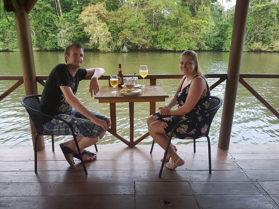 Drijvende bar in de jungle