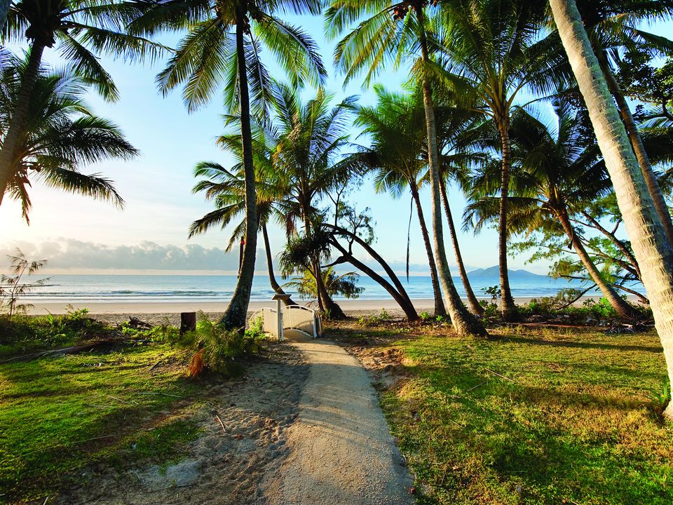 Wandel naar het strand van Mission Beach, Australië
