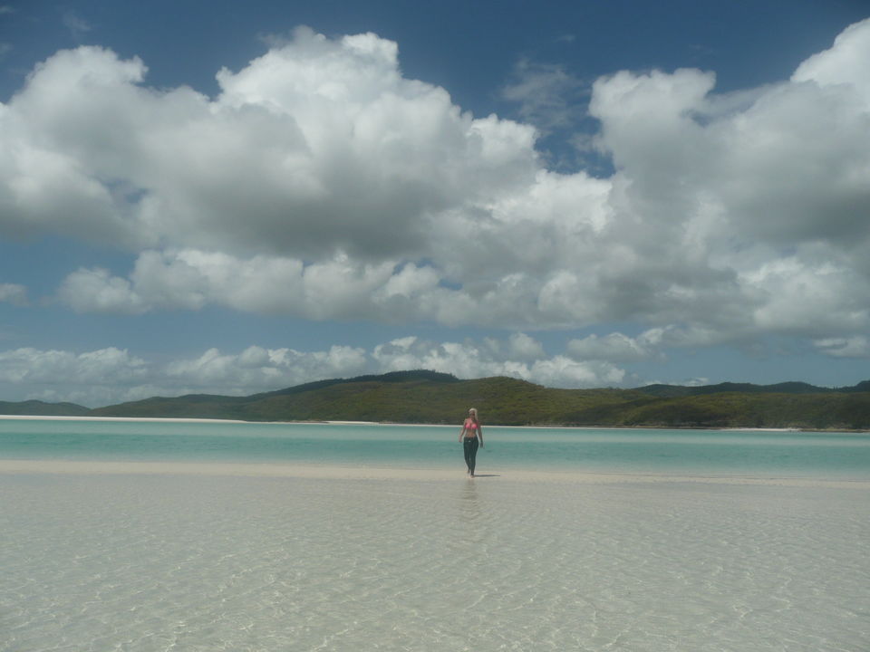 Van Verre medewerker Lisanne lopend door water Whitehaven beach