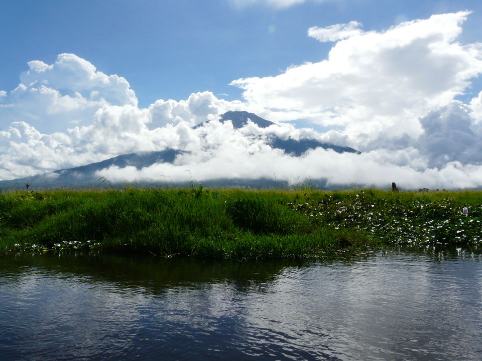 Uitzicht op de vulkaan Gunung Kerinci in het Kerinci Seblat National Park op Sumatra