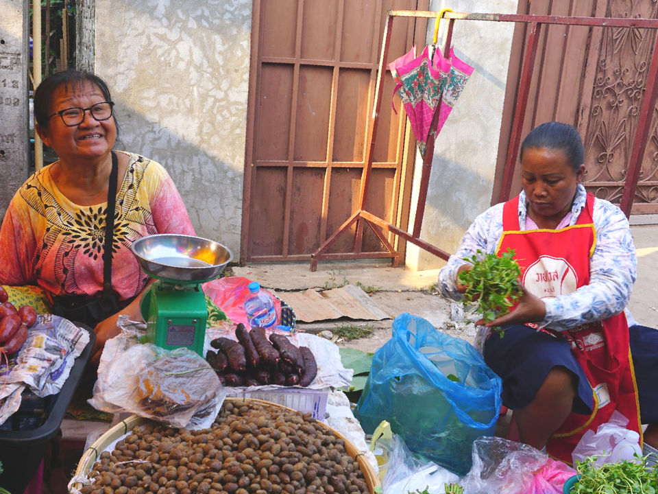 Ingrediënten voor Laotiaanse lekkernijen worden op straat verkocht