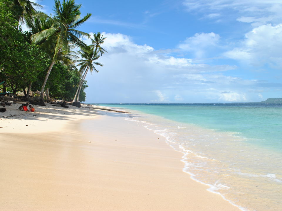 Witte stranden en helder water bij Biak, Papoea-Irian Jaya