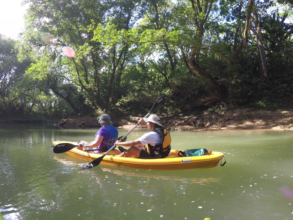 Kajakken over de rivier in Boca Tapada