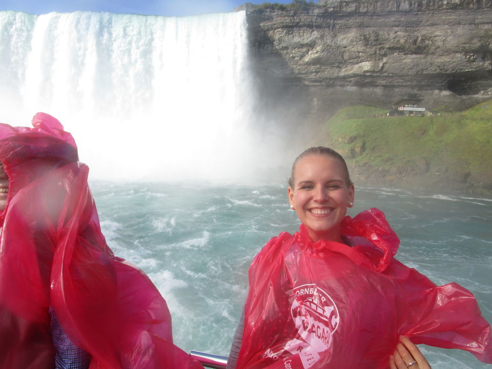 Collega Lisanne bij de Niagara Falls in West-Canada