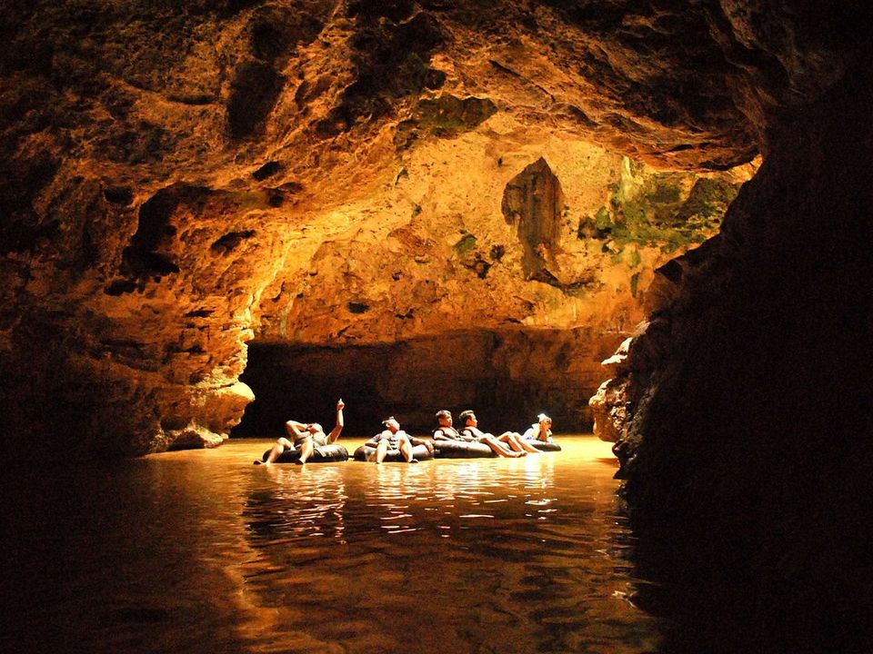 Cave tubing in de Pindul Cave, Java Indonesië