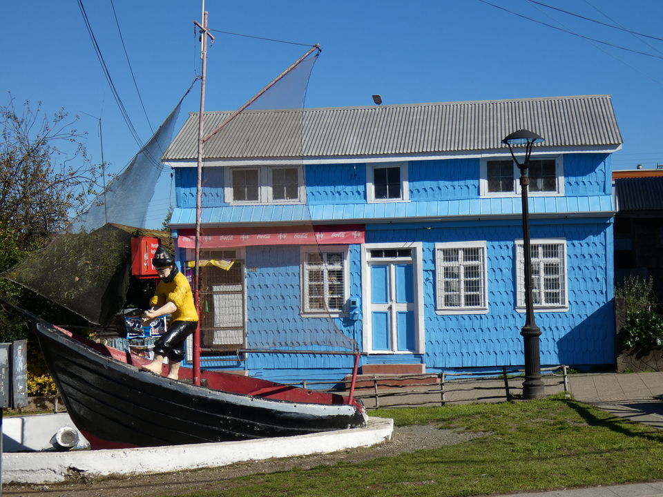 Kleurige houten huizen in Chacao op Chiloé