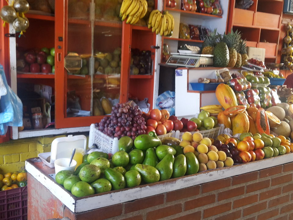 Lokale markt met diverse exotische vruchten