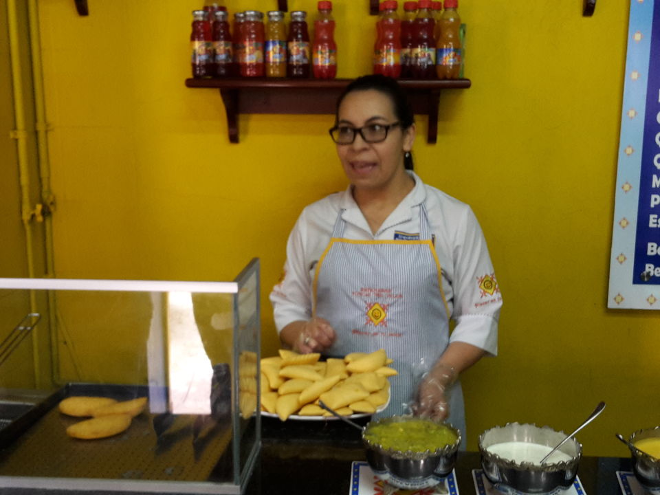 Locaal hapje empanada met kip of rundvlees