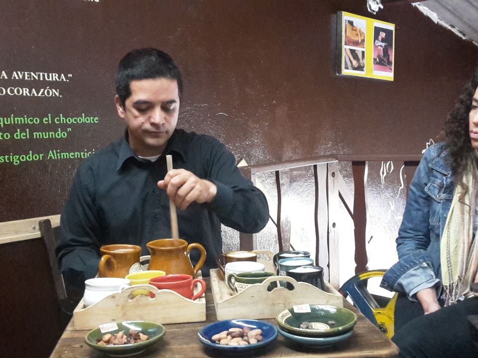 Het lokale drankje Chicha gemaakt uit mais in Bogota