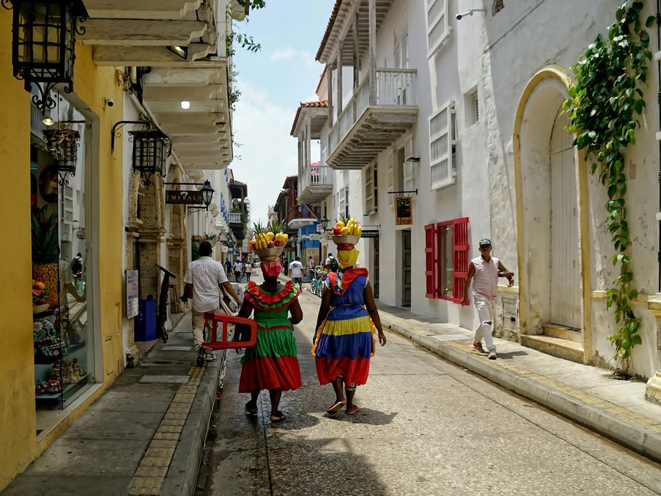 Colombia-Cartagena-locals-gekleurde-jurken_1_485229