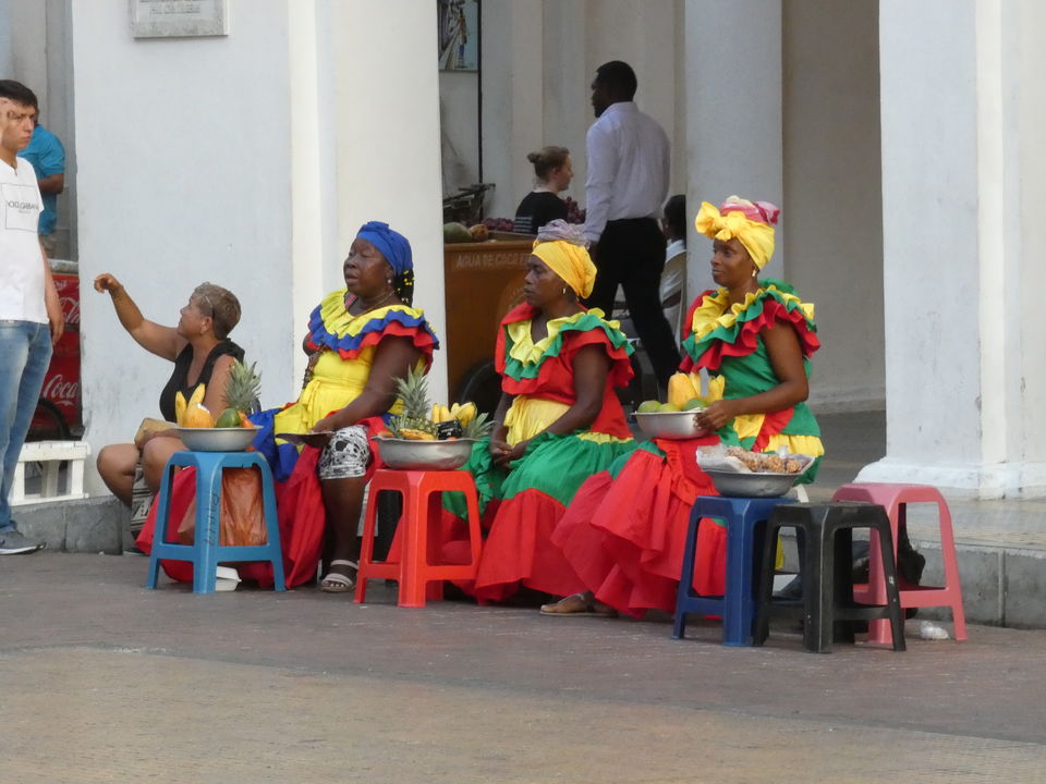 Lokale vrouwen verkopen fruit in Cartagena