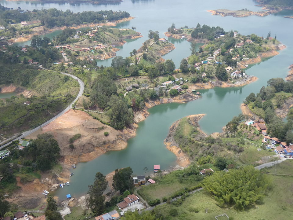 Het prachtige uitzicht op de meren van de El Peñol