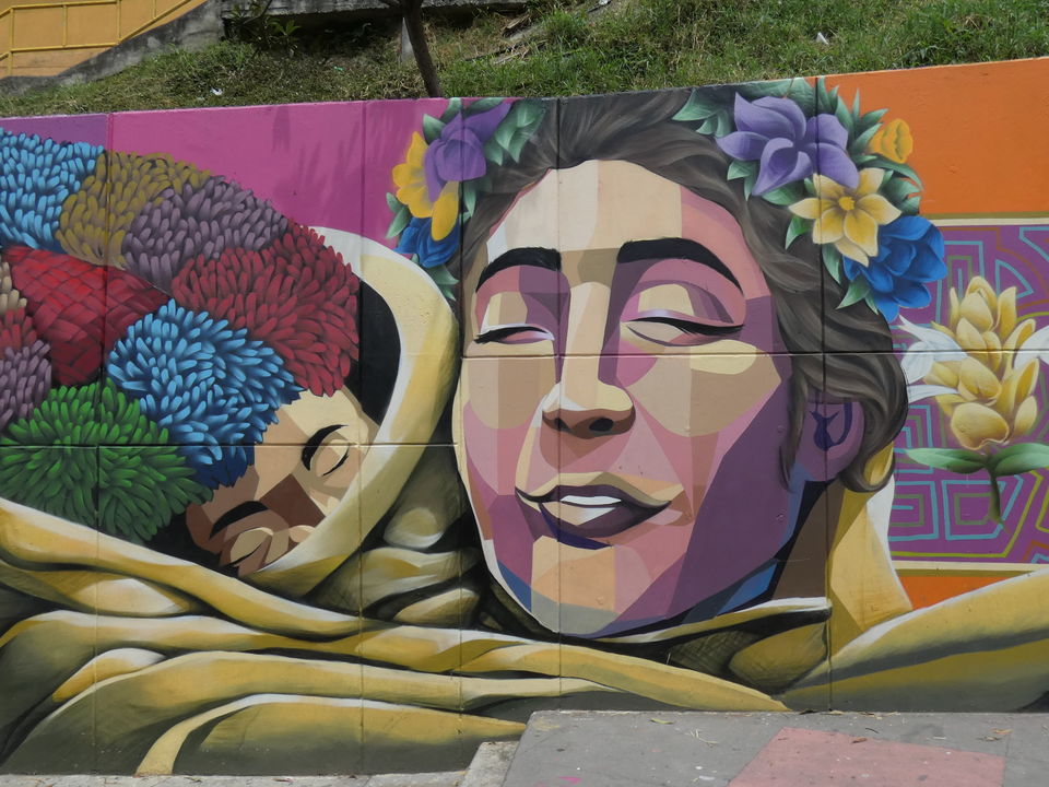 De graffiti op de muren in de stad Medellín