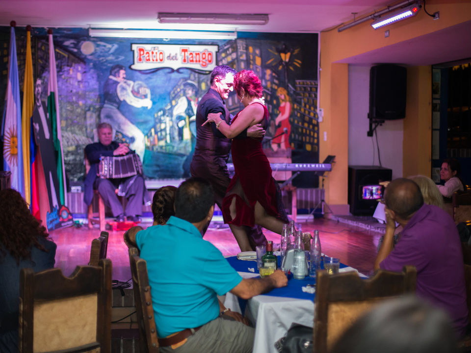 Tangodansers stelen de show in een café in Medellín
