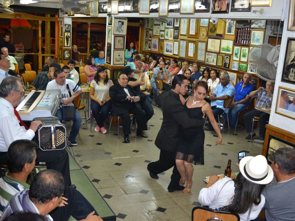 Colombiaanse tango dansers in de stad Medellín
