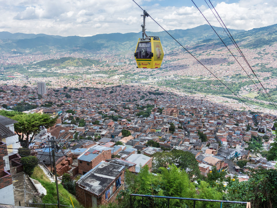 De kabelbaan boven de vuilnisbelt van Medellín