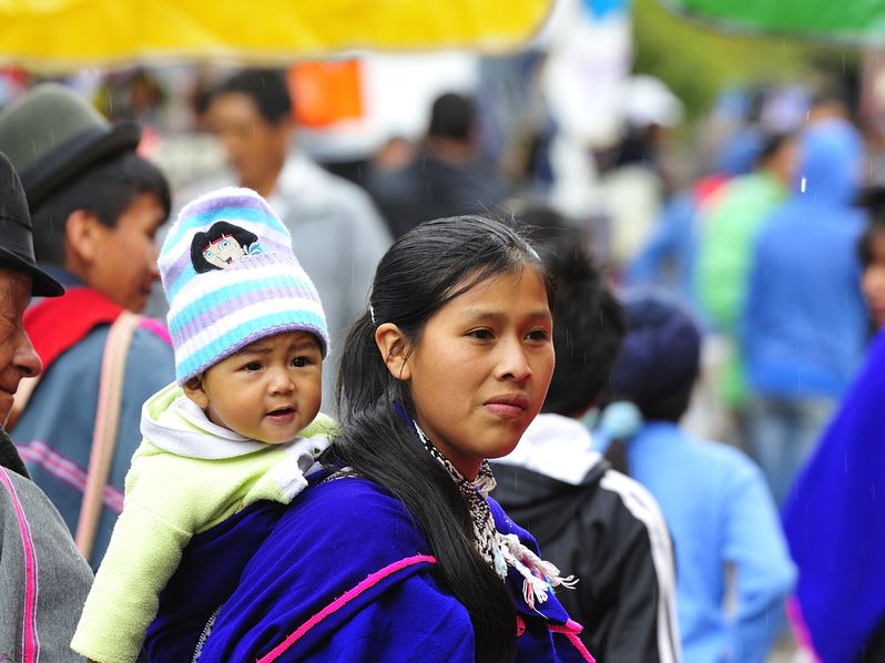 Een vrouw met kindje in Silvia in Popayan