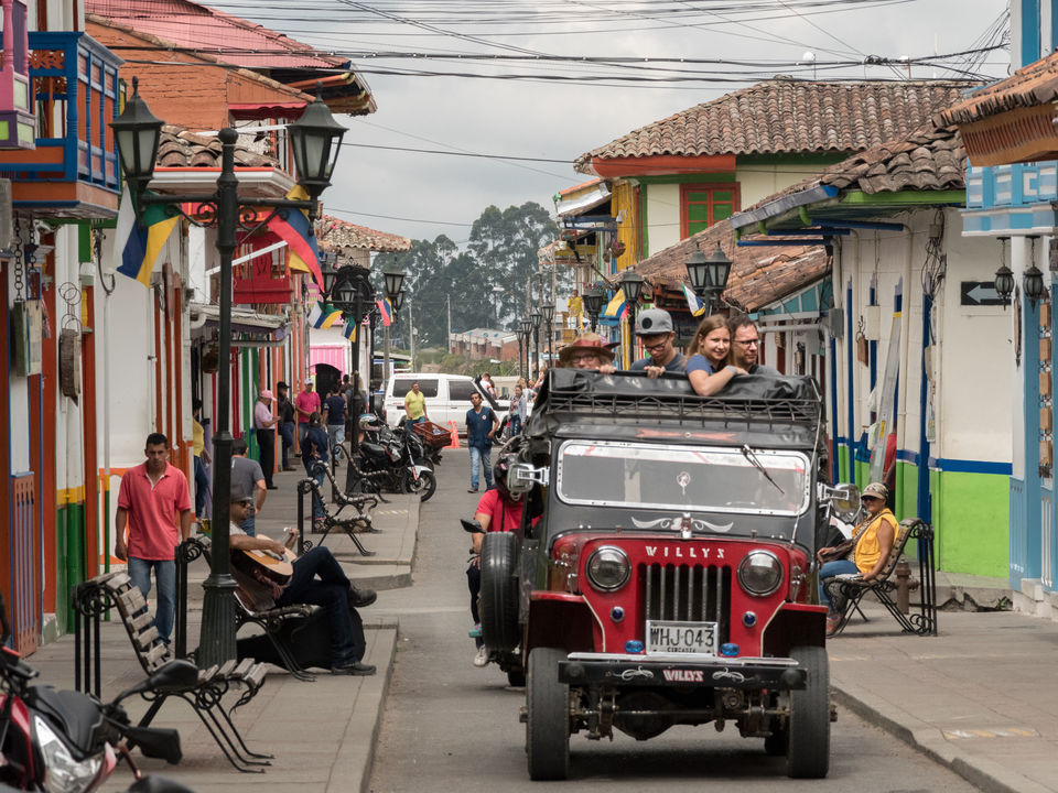 Met de ouderwetse Willy Jeep op pad naar de Cocora Vallei, Colombia