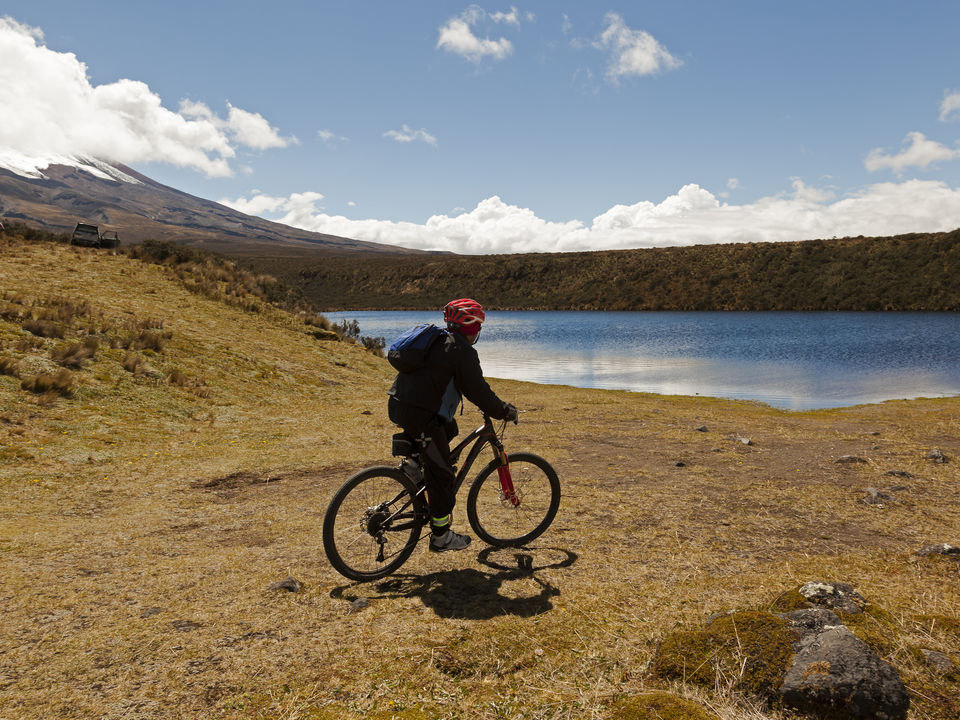Geniet van het uitzicht over het meer van Cotopaxi National Park, Ecuador