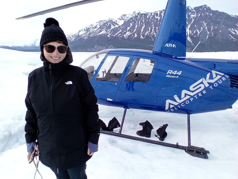 Land met een helikopter midden op de Matanuska gletsjer, Alaska, Verenigde Staten