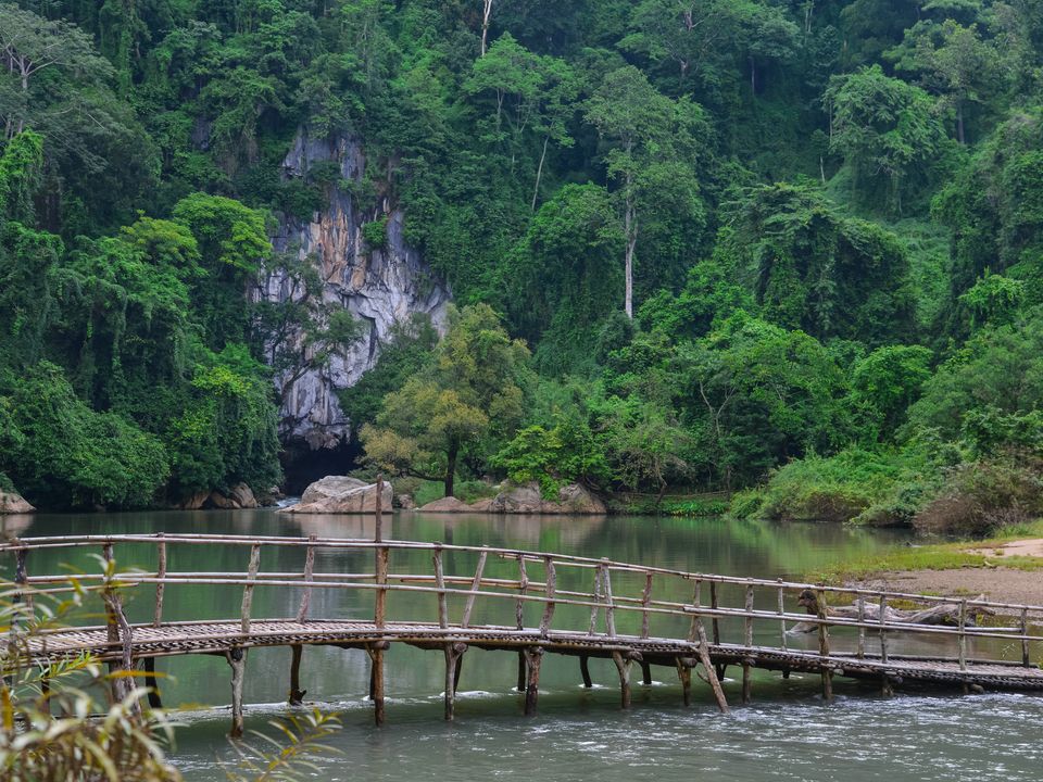 Ingangbrug van de Kong Lor grot, bij Hinboun, Laos