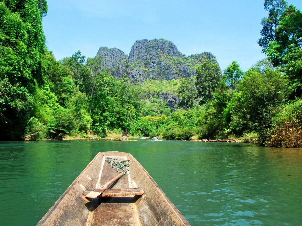 per bootje varen over de rivier bij Hinboun, Laos
