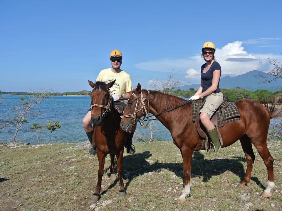 Medewerkster Van Verre op excursie te paard in Menjangan