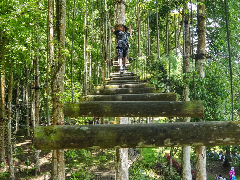 Jongen op een hangtrap in het Bali Treetop Adventure Park