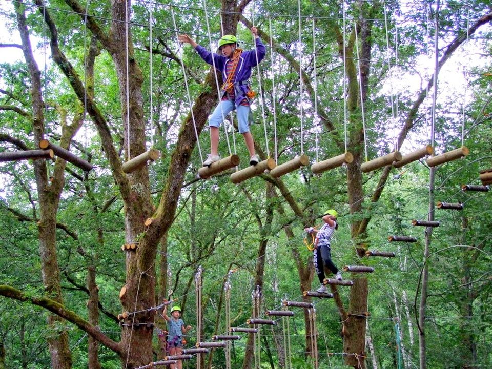 Kinderen op houten hangtrap in het Bali Treetop Adventure Park