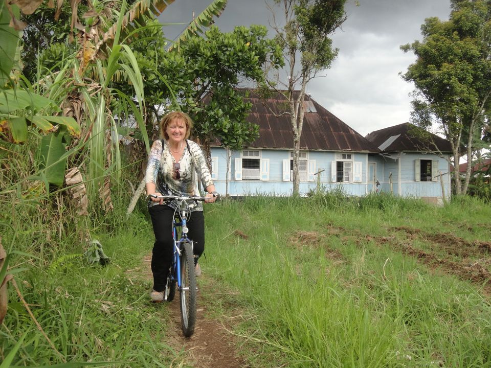 Medewerkster Emmy op de fiets in Bukittinggi