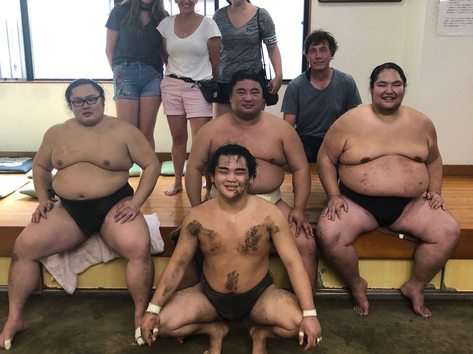Klanten op de foto met sumo worstelaars in Tokyo