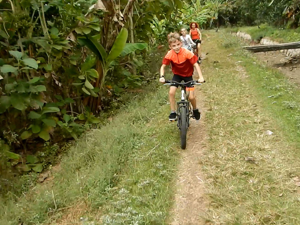 Fietsen bij Jogyakarta, Java, Indonesië