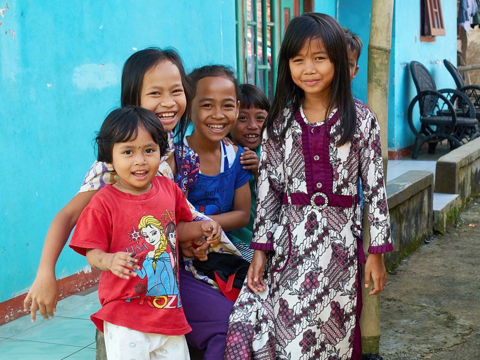 Lachende kinderen in de omgeving van Lembang, Java, Indonesië