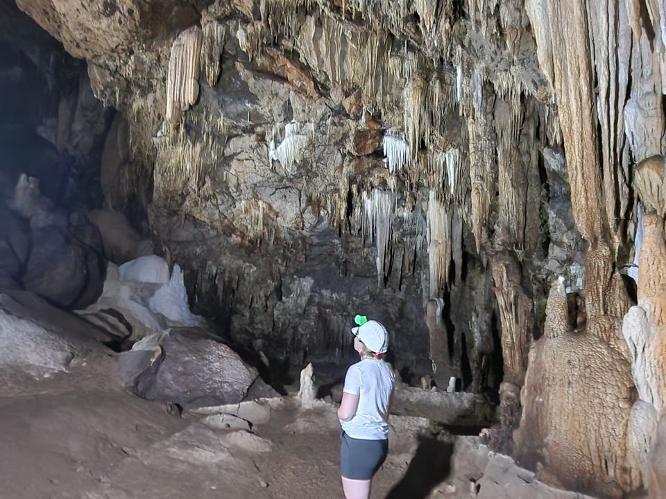 Bezoek een grot in het binnenland bij Khanom Beach, Zuid-Thailand