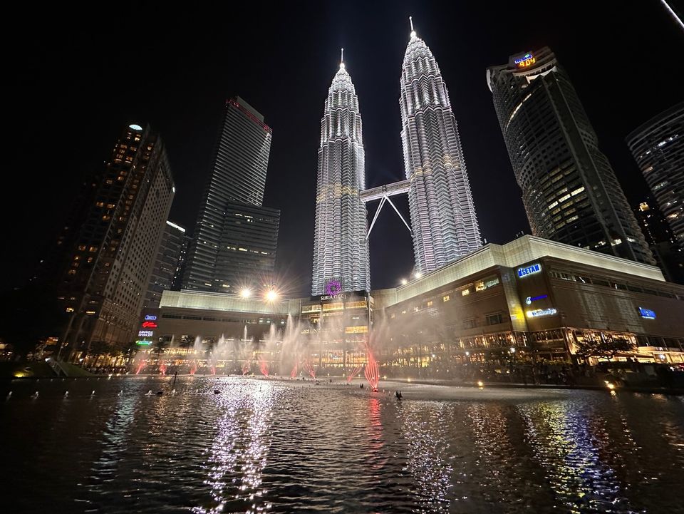 De Petronas Towers by night, Kuala Lumpur Maleisië