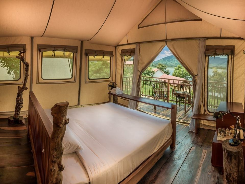 Slaap in een glamping tent aan Lak Lake