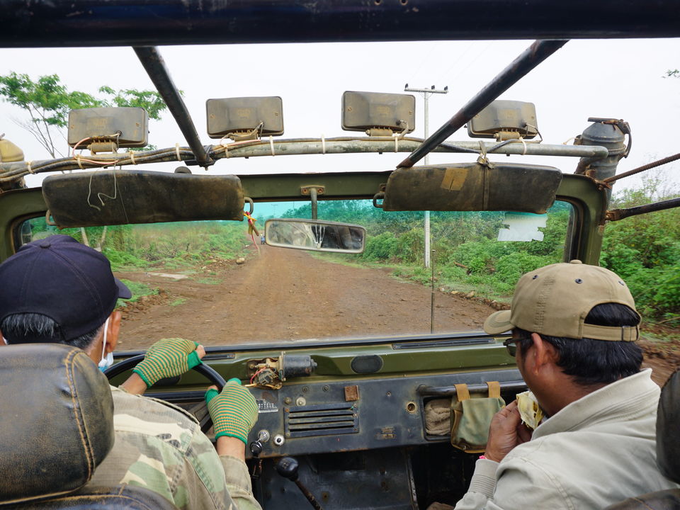 U hobbelt in een oude jeep die wordt bestuurd door een ervaren rijder
