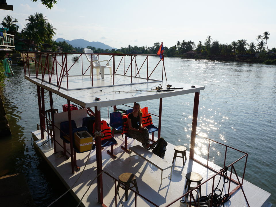 De boot waarop de cruise tijdens zonsondergang zal plaatsvinden