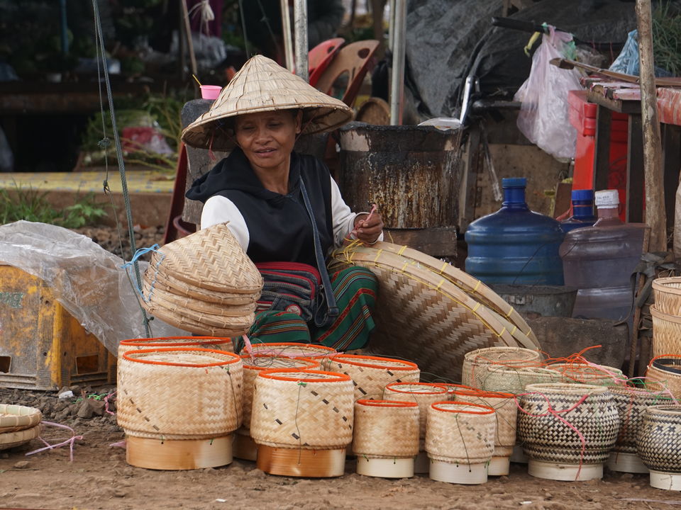 Tijdens uw wandeling over de markt op het Bolaven Plateau komt u diverse mooie dingen tegen. En er wordt ook hard gewerkt!