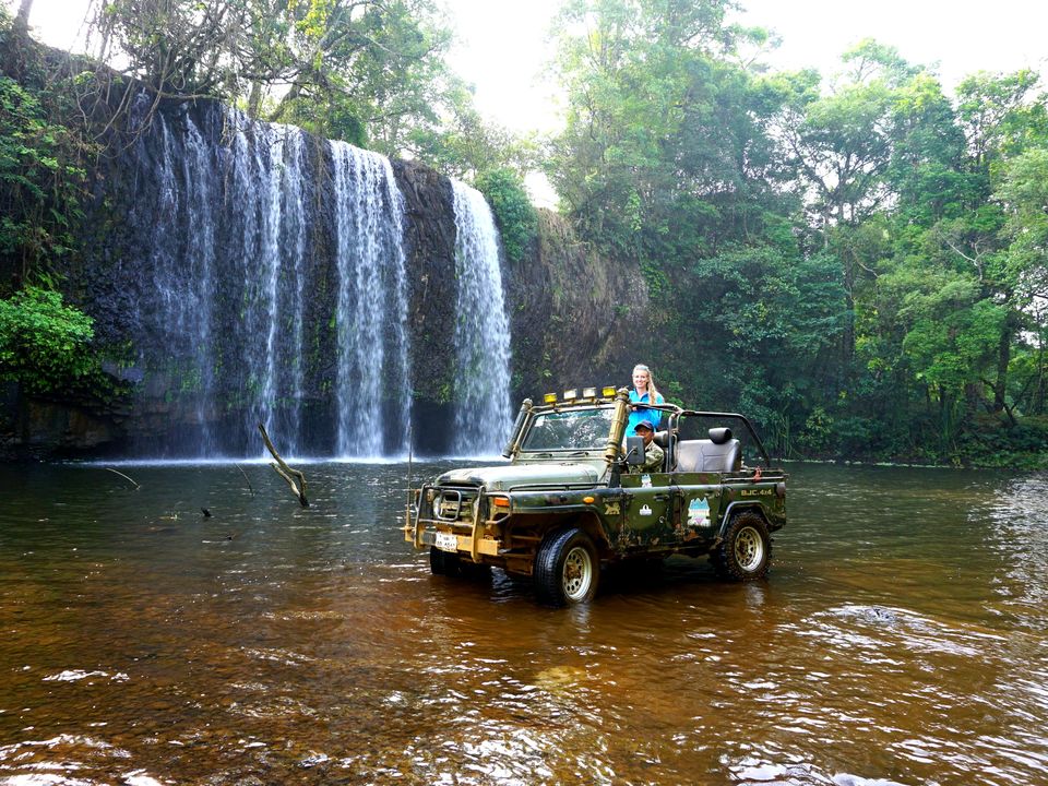 Tijdens de jeeptour scheur je door het water naar de diverse watervallen die je tegenkomt toe.