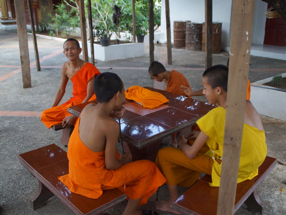 Tijdens uw citytour in Luang Prabang komt u van alles tegen, onder andere deze monniken