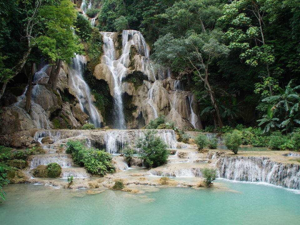 Zwem in het helderblauwe water van een waterval