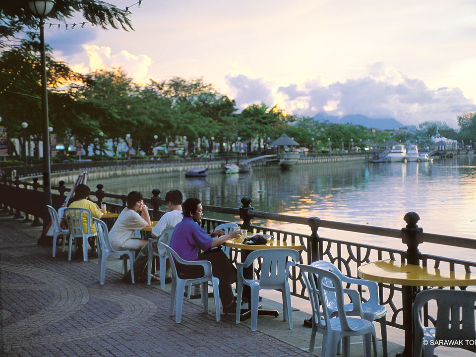 Heerlijk op een terrasje langs de rivier in Kuching, Sarawak, Maleisisch Borneo
