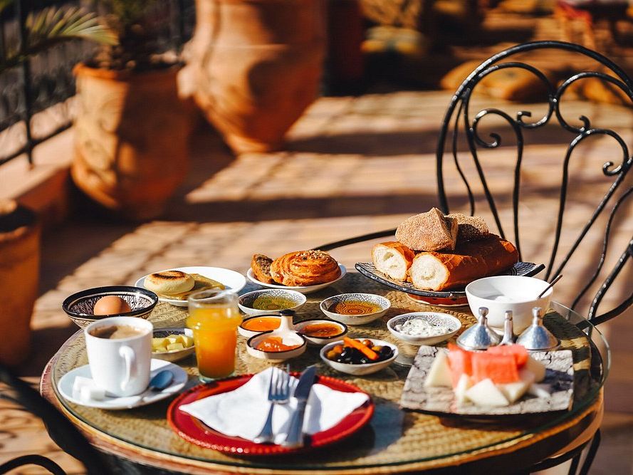 Een typisch Marokkaans ontbijt op het rooftop terras van Riad Sherazade