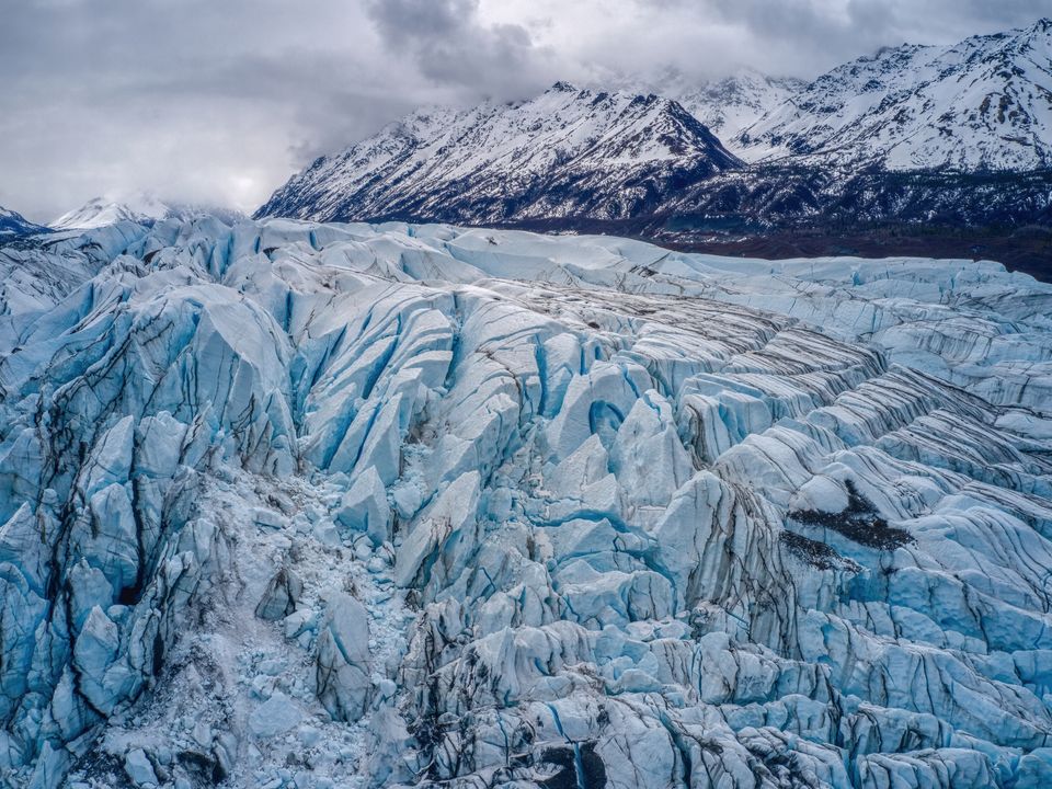 Diepe spleten in het ijs op de gletsjer bij Matanuska, Alaska, Amerika