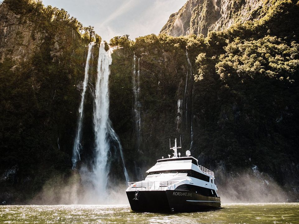 Zie meer van de beroemde Milford Sound met een nacht aan boord van een schip