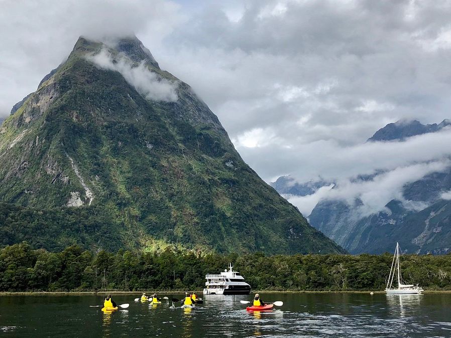 Wie meer wil zien van de wereldberoemde Milford Sound, kiest voor een cruise met overnachting