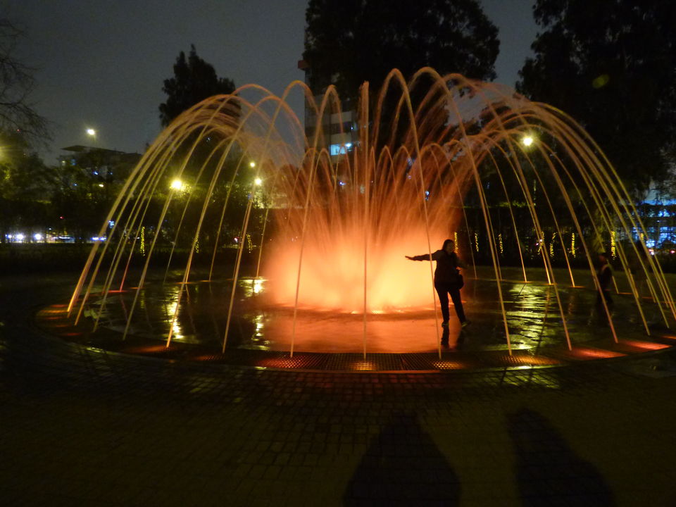 Onze collega Irene onder de fontein in Lima - Peru