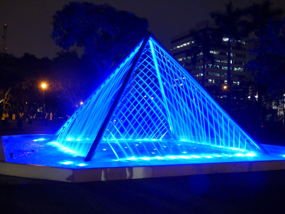 Het water in allerlei kleuren tijdens de fonteinshow in Lima - Peru