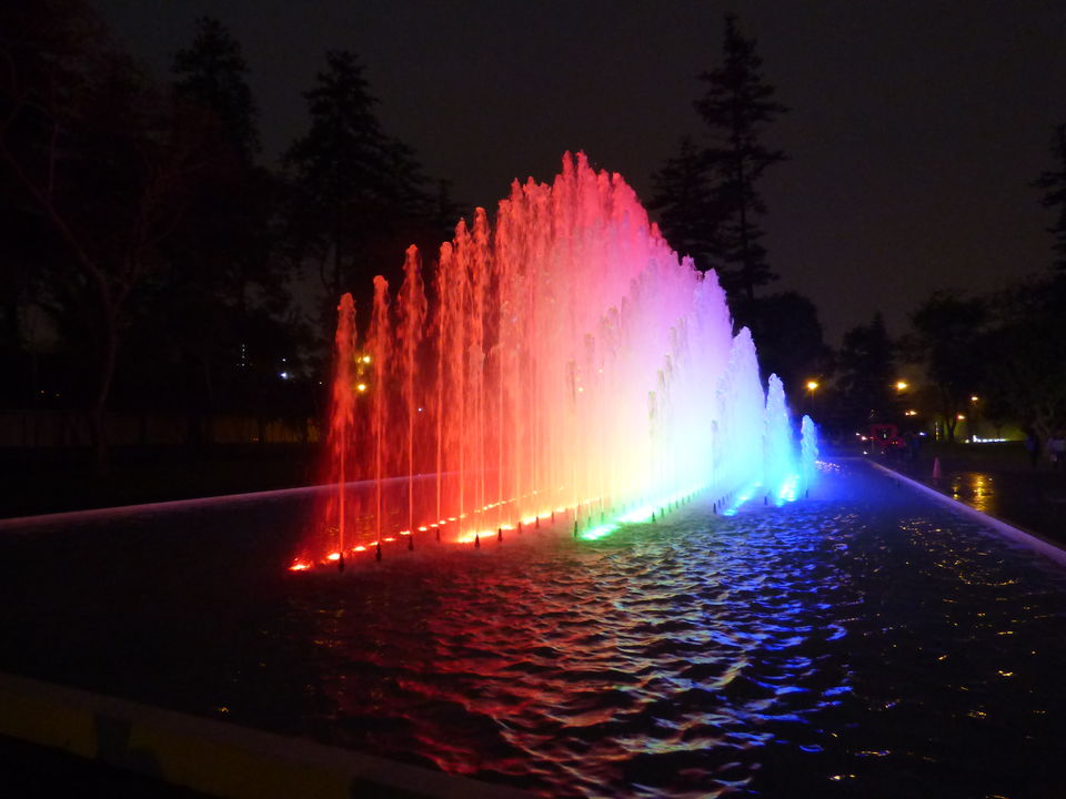 Bewonder de kleuren en lichten tijdens de fonteinshow in Lima - Peru